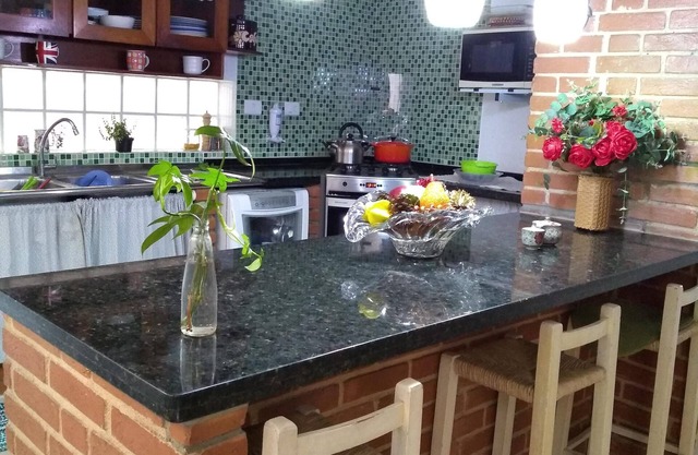 Sobrado Comfortable with lots of green. Garden on site and square in front.