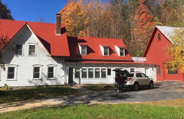 Socially Distance -Lg Farmhouse ;direct route to Sunday River! Ski, Hike or Swim