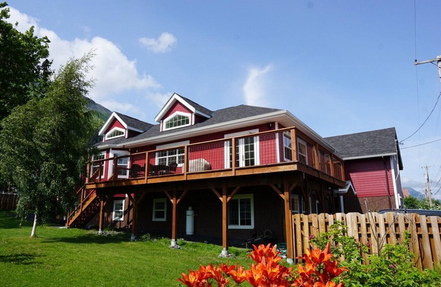 Sockeye house 420 3rd ave Large house located in downtown Accommodates up to 12