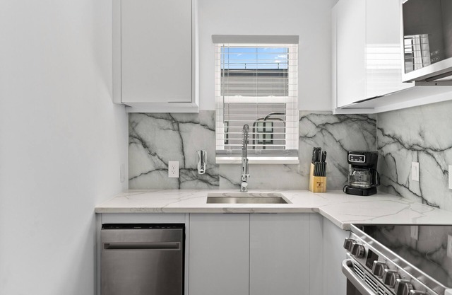 SoHo/Hyde Park Luxury 1 BR Apt
