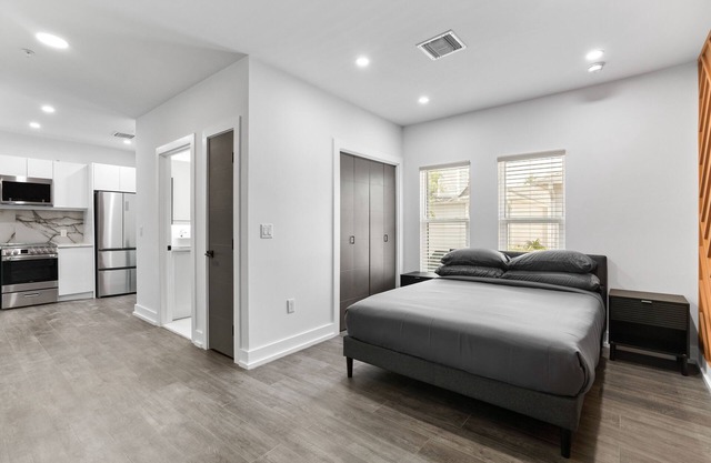 SoHo/Hyde Park Luxury Studio Apt