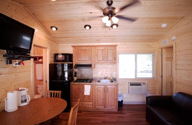 Soledad Canyon Wheelchair Accessible Cottage 16