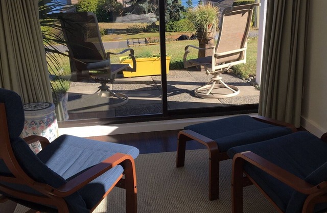 Sooke Ocean View Suite - private/cozy Sooke town centre