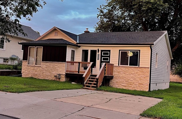 Soothing 2-bedroom house with AC in Omaha