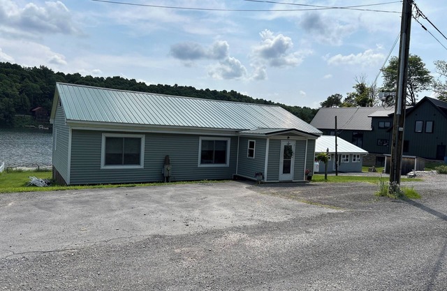 Soothing cottage with WiFi on beautiful Pleasant Lake in charming Carthage