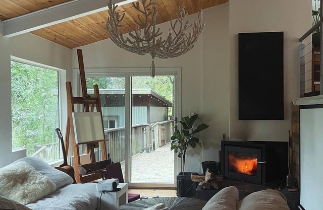 Soothing modern Oakland Hills treehouse with deck