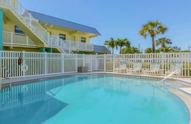 Soothing Seaside Stay: Scenic by the Ocean with Kitchen