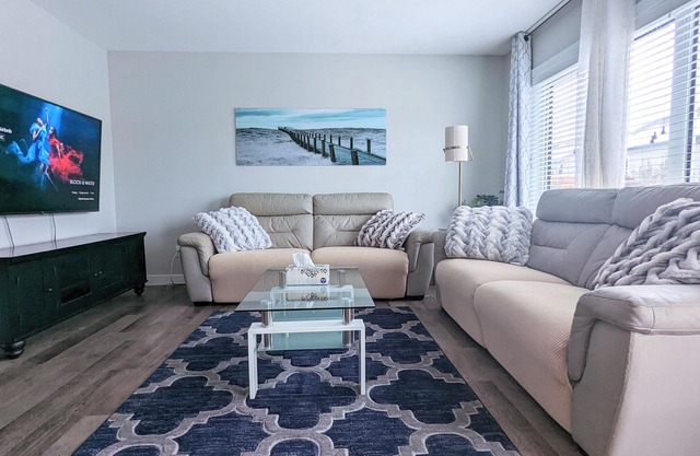 Sophie's @ Sask w/bsmnt suite - 4BR/3.5BA