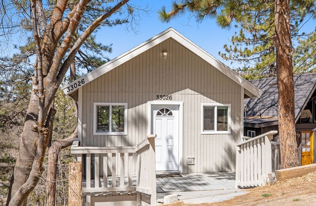 Sophisticated alpine cottage with fireplace & deck - skiing nearby