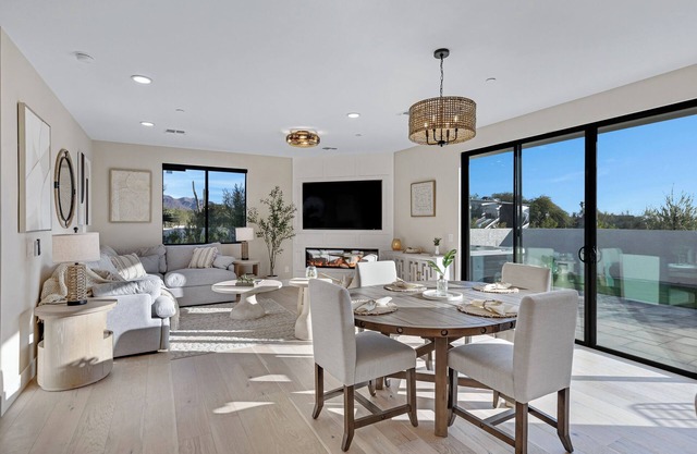 Sophisticated Designer home w/MOUNTAIN views, hot tub, WiFi & Oversized Parking