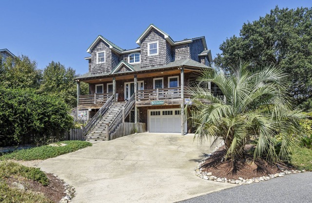 SOUNDSIDE: Private pool, Hot Tub, Billiards Room, Pets, Elevator. Walk into town!