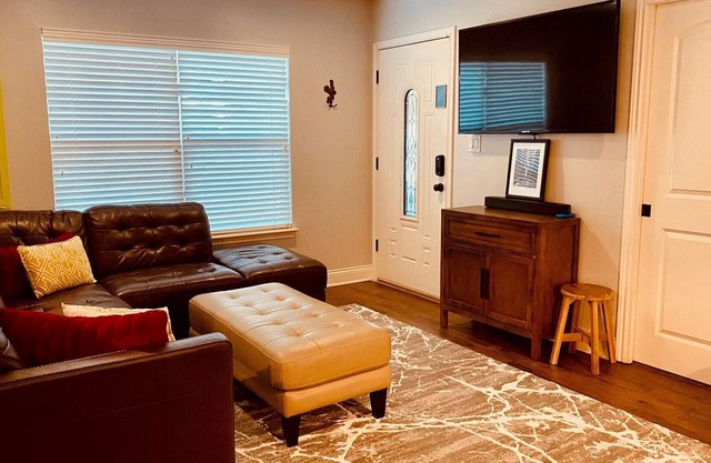 South Austin Charmer. Traveling Medical Field Professionals inquire for rates.