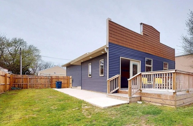 South Bend Hidden Gem - 2 Bed/2 Bath - Deck + Fenced In Back Yard - Hot Tub
