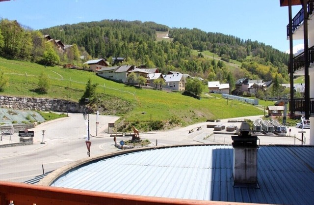 South-facing T2 mountain-view apartment 100 metres from the cable cars