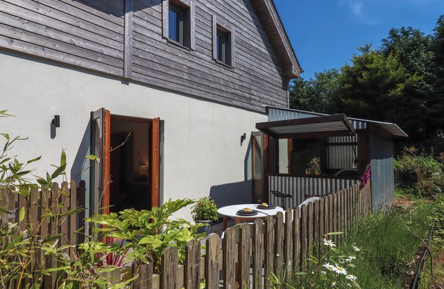 SOUTH HOLM, pet friendly, with a garden in Moreleigh