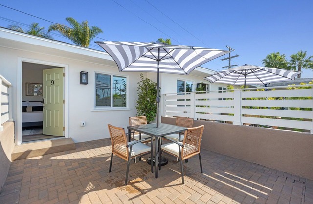 South O Bungalow 9 - Deluxe Work and Stay Queen Studio + Patio