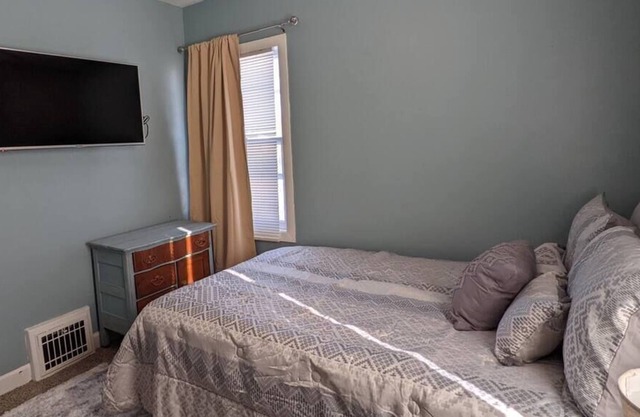 South Rm - Ideal Space 4 Traveling Professionals!