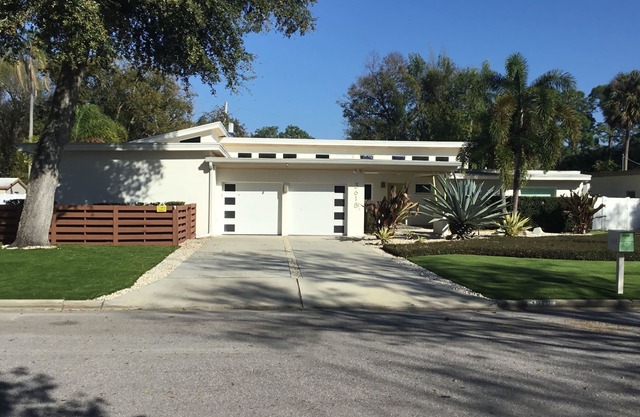 South Tampa Luxury home with Hotel Style Private Backyard/Pool
