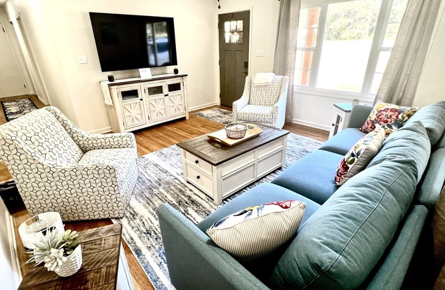 Southern Charm 2 - July -August Summer Sale! 7 Mins to Downtown!