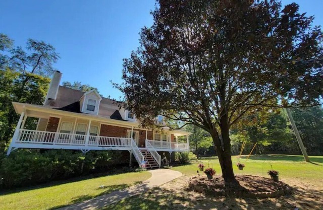 Southern Charm Cottage - Peaceful 4 BR By The Creekside!
