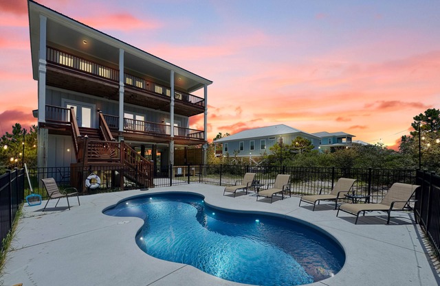 Southern Charm ~ Pet Friendly ~ Short Walk to the Beach ~ Private Pool + $400 FREE Activities Daily