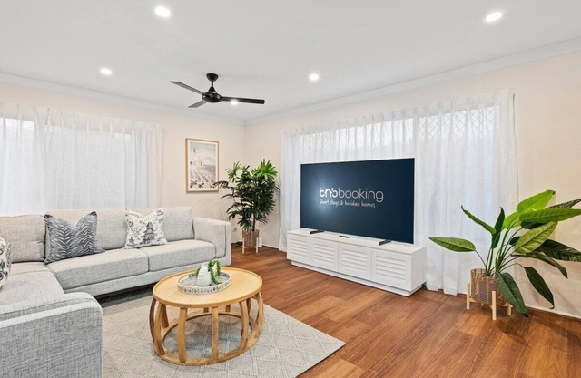 Southport Oasis 6bd PoolCentral