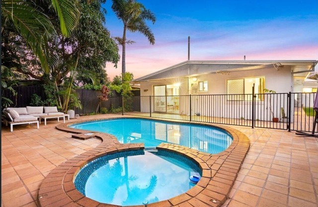 Southport Retreat 2 bd, Pool