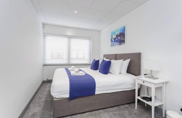 Sovereign Gate is a renovated commercial block converted into 2 x 2 bedroom apartments, situated in the heart of Portsmouth City. Free parking and great for access to major transport links, continental ferries and Gunwharf Quays.