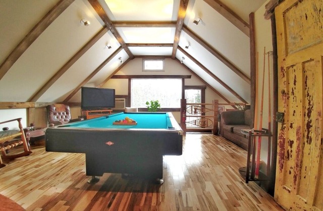 Spa, sauna, fishing, downhill skiing Pets welcome!