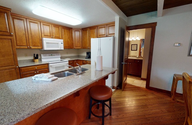 Spa-Side Escape with A/C, Fireplace and BBQ