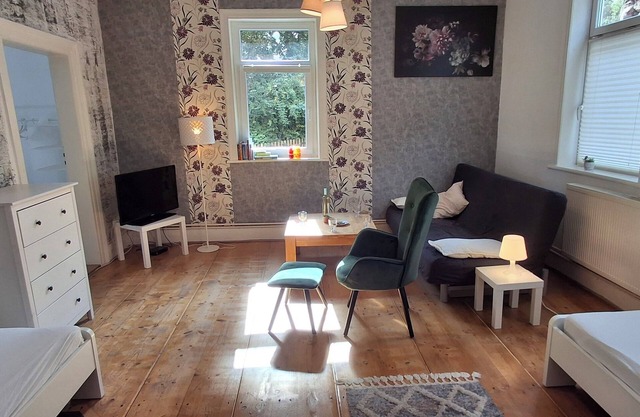 Space for a group, family & pets in a vacation apartment near the lake & garden