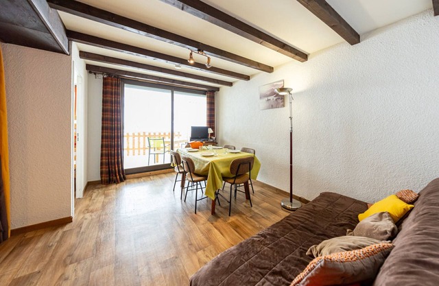 Spacious 57m² apartment with balcony for 6, at the foot of the slopes