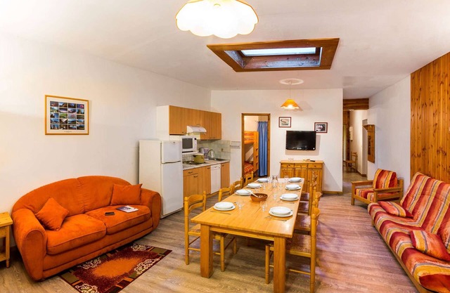 Spacious 10-Person Apartment Near Slopes with Free WiFi, Pet-Friendly, and Optional Services
