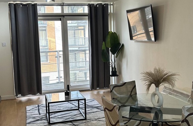 Spacious 1-Bed Apartment in London sea view