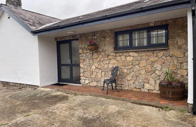 Spacious 1 bed bungalow located on a Gower Sheep Farm