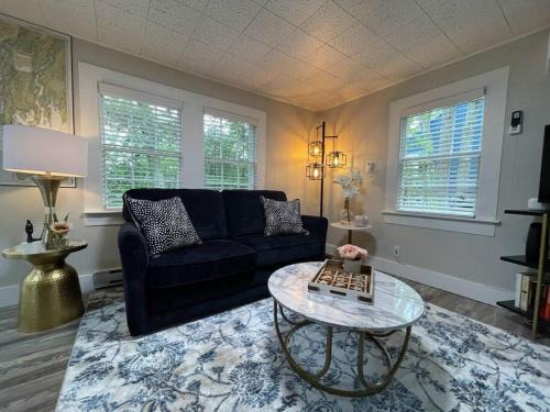 Spacious 1 Bedroom Close to Everything 4
