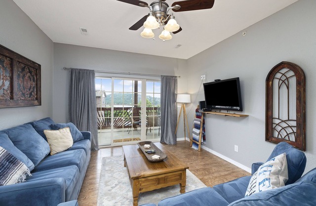 Spacious 1 bedroom condo on the lake 229045