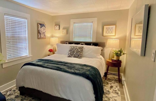 Spacious 1 Bedroom Cottage Close to Everything 2
