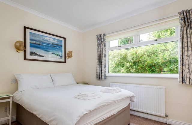 Spacious 1-Bedroom Flat with garden & free parking