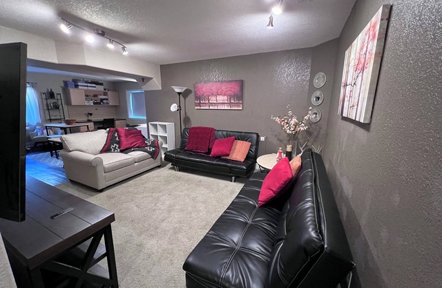 Spacious 1-bedroom near downtown Boulder, Hiking Trails, and CU Campus.