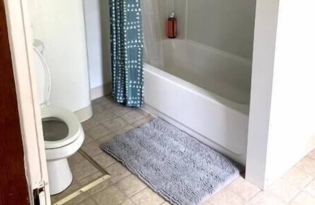 Spacious 1 BR apt, sleeps 3, eat-in kitchen - walk to River
