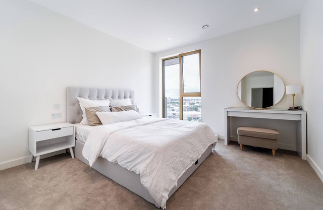 Spacious 1 BR City View Apartment - 15 min from West End
