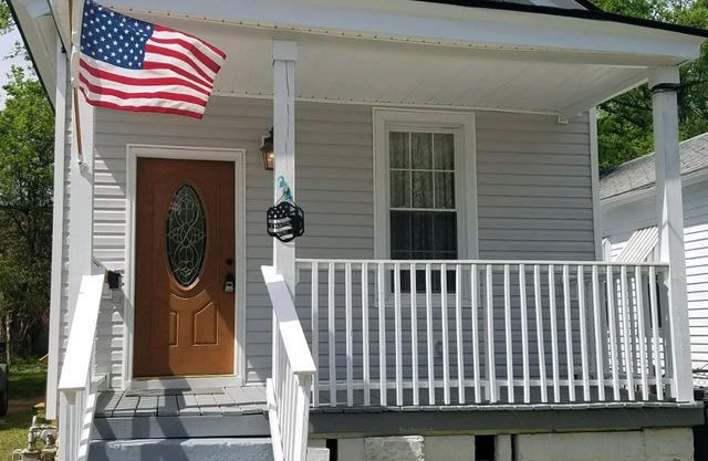Spacious 1 BR Home Centrally Located near Downtown, Hospitals + King Bed