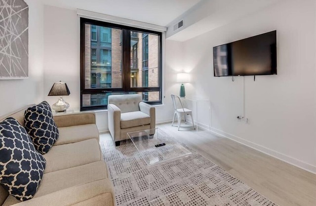 Spacious 1 BR | W&D |Upscale Amenities| near Metro