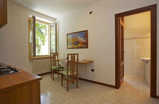 Spacious 1½-room apartment with balcony and pool and generous park