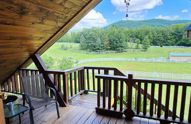 Spacious 11-bedroom house with AC and WiFi in charming Fishs Eddy