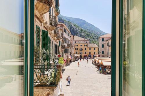 Spacious 1Bedroom on the Main Square of Kotor