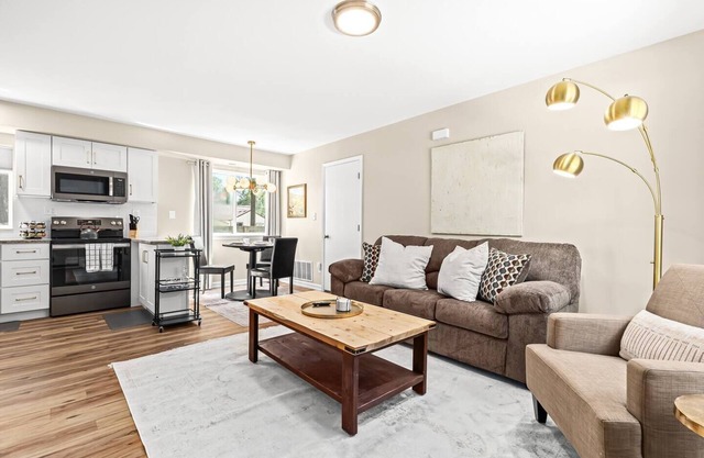 Spacious 1BR Flat w/King Bed & Workspace