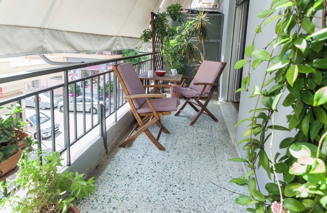 Spacious 2 Bd Pireas Apt w Cozy Balcony