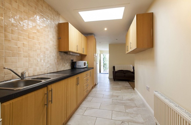 Spacious 2 bed, 2 bath, Kilmainham, Dublin 8 with secure fee parking & wifi.